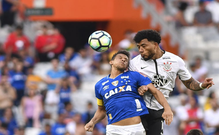 Ainda de ressaca, Raposa tropeça em casa contra o Corinthians