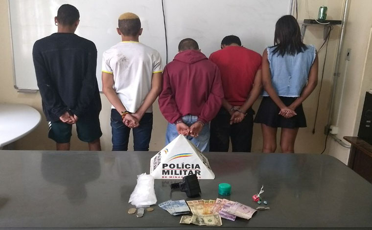 PM apreende drogas, prende casal e foragido da Justiça em Paraopeba