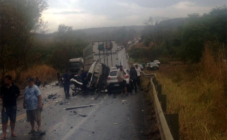 Uma pessoa morre e outras duas ficam feridas em acidente na BR 135