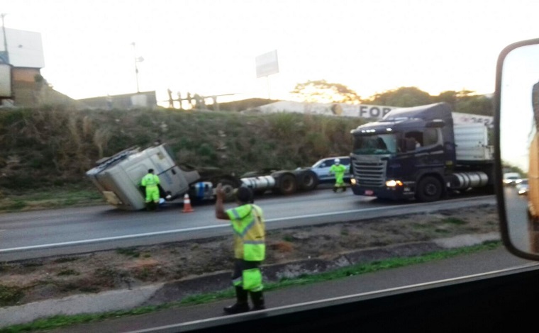 Acidente na BR 040 provoca 6 km de congestionamento em Neves