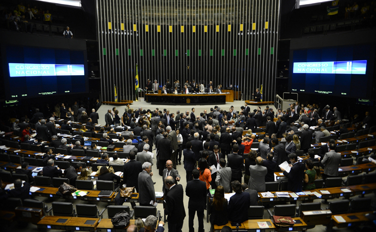 Denúncia contra Temer e possível volta de Aécio agitam a semana do Congresso