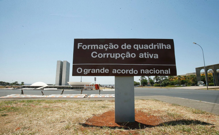 Placa em frente ao Congresso é adulterada na véspera de votação de denúncia contra Temer