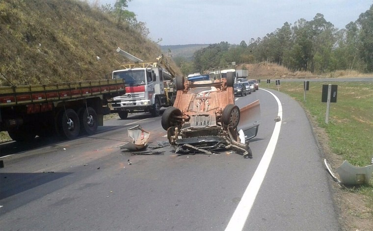 Capotamento na BR 040 interdita a pista no sentido Sete Lagoas