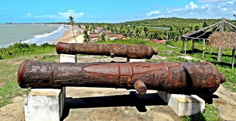 Foto: Lauro Padilha - Canhões do Forte com a orla da baia ao fundo