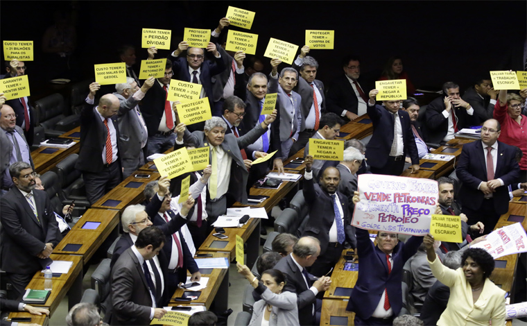 Sob protestos da oposição, Plenário da Câmara engaveta denúncia contra Temer