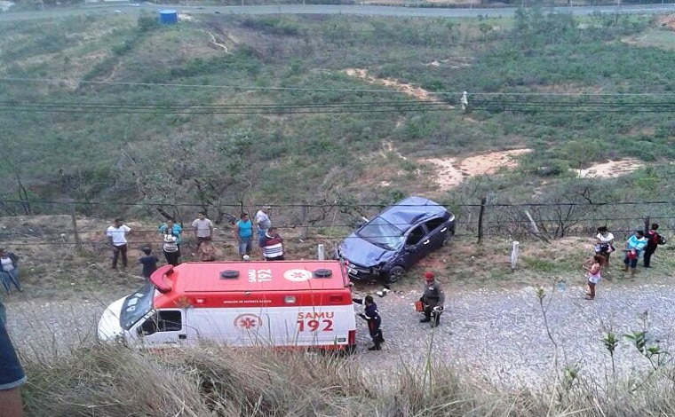 Carro cai em ribanceira na Serra de Santa Helena