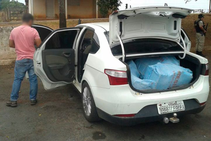 Carro com placa de Sete Lagoas é apreendido com 350 kg de maconha em Patos de Minas