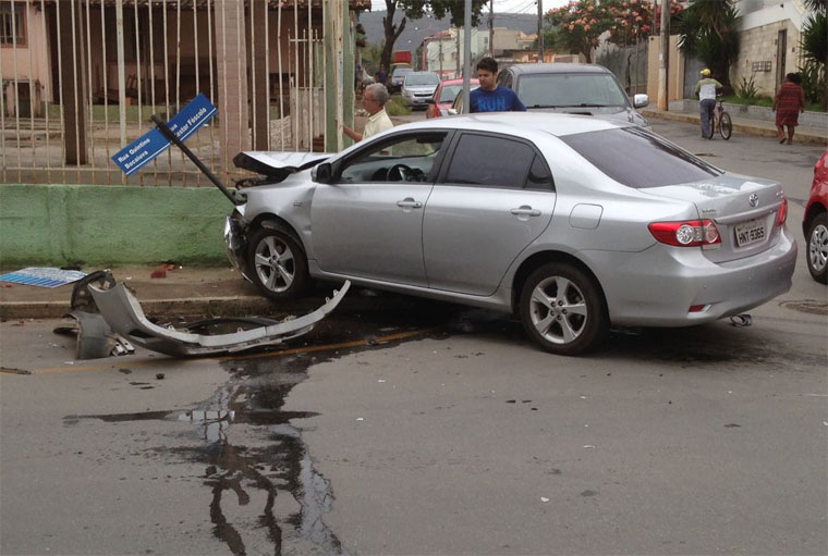 Acidente assusta motoristas e pedestres em cruzamento no Centro de Sete Lagoas