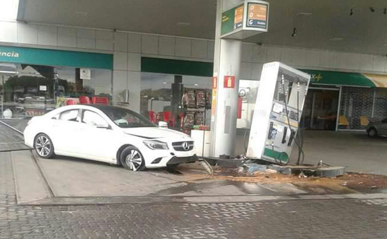 Carro bate em bombas de combustível e contamina córrego no São Francisco