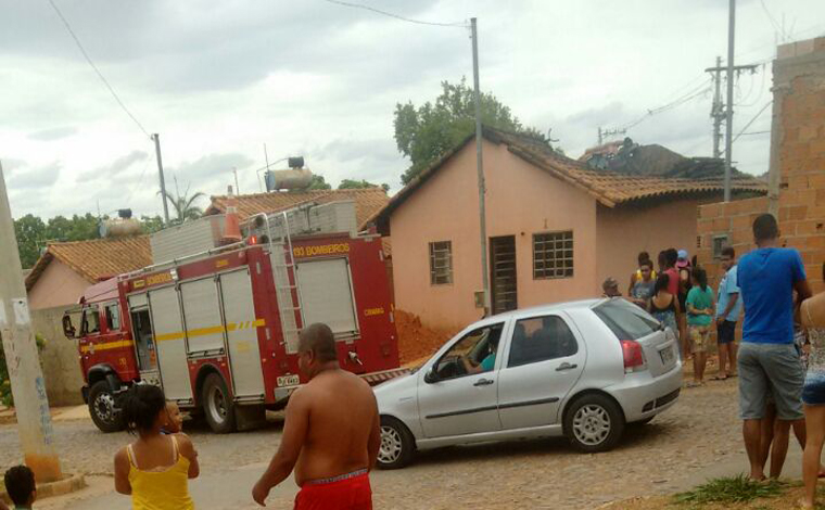 Incêndio em residência assusta moradores do Bairro Jardim dos Pequis II