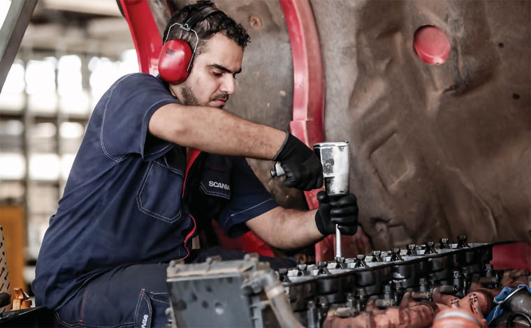 Empresa contrata auxiliar de mecânico de caminhão e carreta