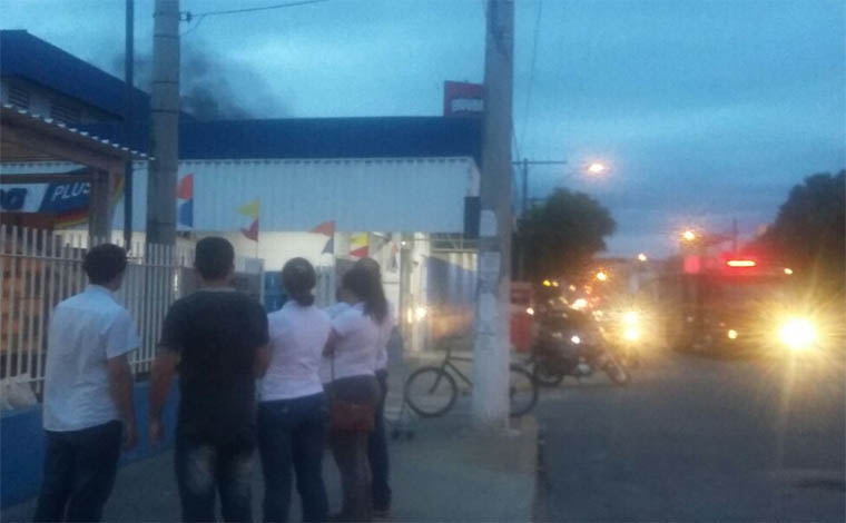 Incêndio consome parte de supermercado no Centro de Sete Lagoas