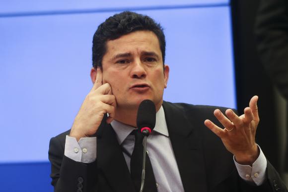 Sérgio Moro revoga prisão temporária de Guido Mantega