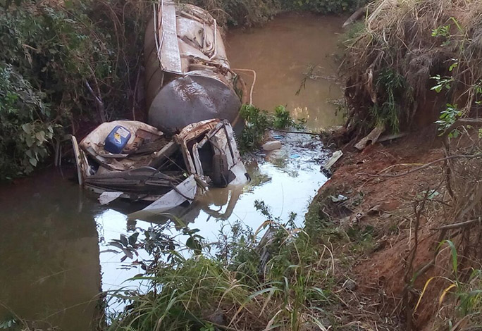 Caminhão sai da pista e cai em córrego às margens da BR 040