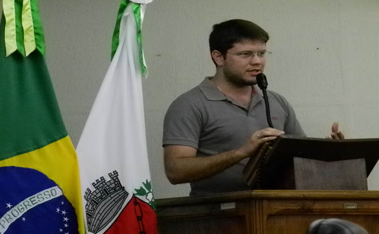 Representante do DCE do Unifemm vai à Câmara pedir apoio ao movimento