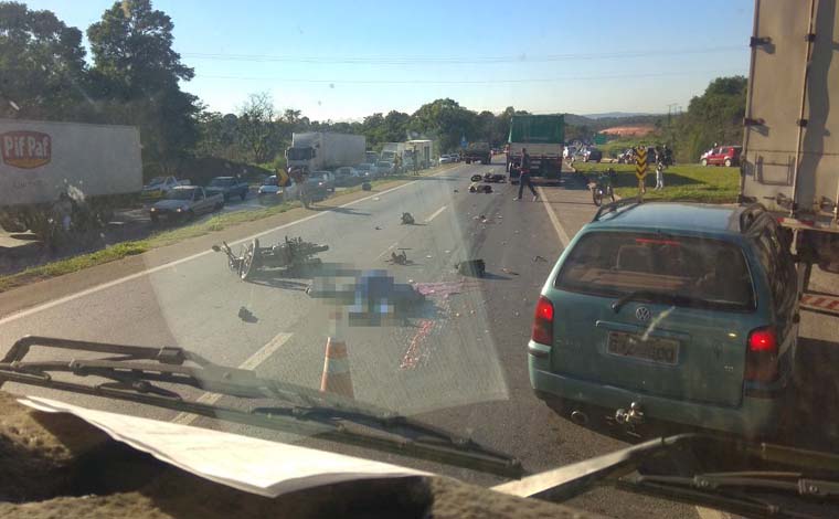 Grave acidente deixa três mortos e trânsito lento na BR 040, em Neves