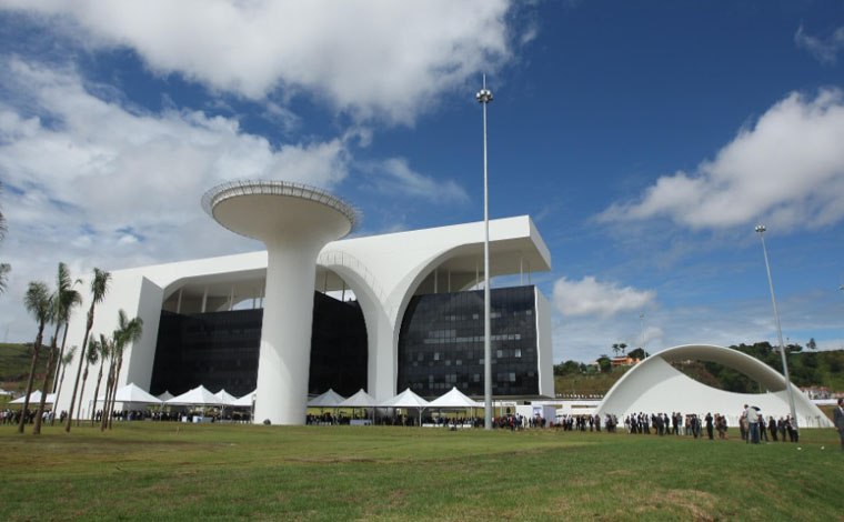 Governo de Minas pode ter que exonerar mais de 12 mil servidores