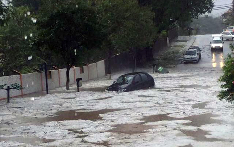 Chuva de granizo causa estragos e deixa desabrigados em Pedro Leopoldo