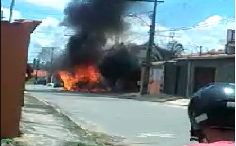 Carro pega fogo no Bairro Santa Maria e chama atenção dos moradores