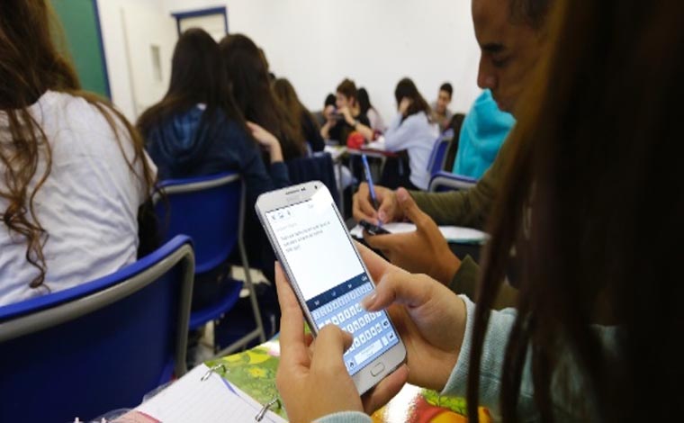 Pimentel veta proibição do uso do celular em sala de aula