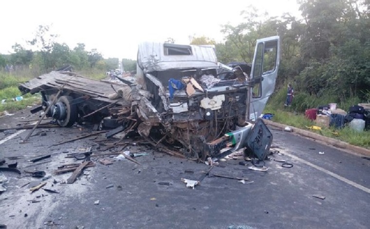 Grave acidente na BR251, no norte de Minas, deixa vários mortos e feridos