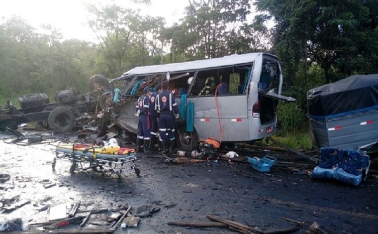 Sobe para 13 número de mortos no grave acidente na BR251, no norte de Minas