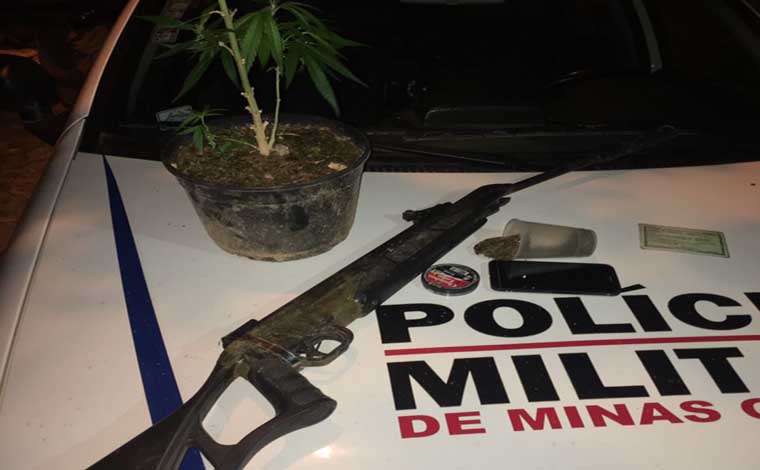 Homem é preso com maconha e espingarda no Bairro Alvorada