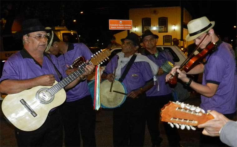 Casarão cadastra violeiros e fazedores de violas de Sete Lagoas