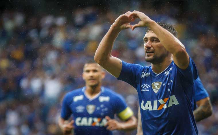 Com gol de placa de Arrascaeta, Cruzeiro bate América e se isola na liderança