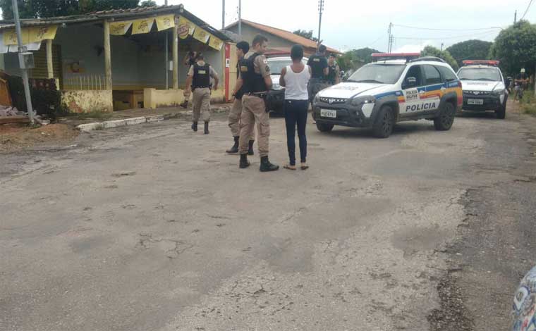  Homem de 64 anos é morto a tiros dentro de bar em Inhaúma