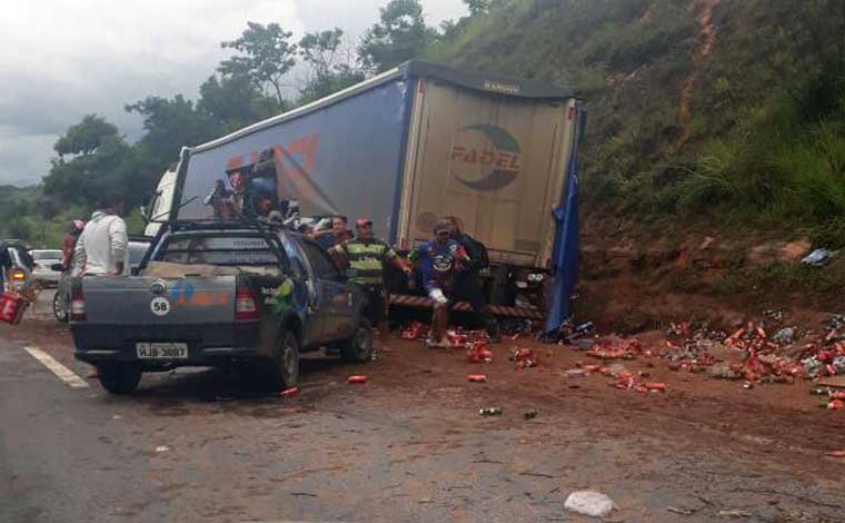Carreta carregada com cerveja tomba e deixa trânsito lento na BR 040