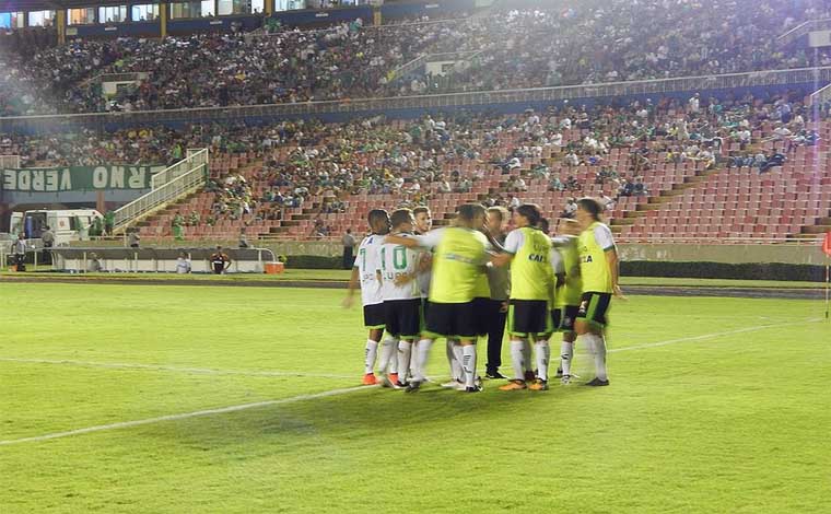 América vence o Uberlândia na abertura da rodada e cola no líder