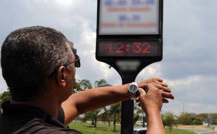 Economizando cada vez menos, horário de verão se encerra neste domingo