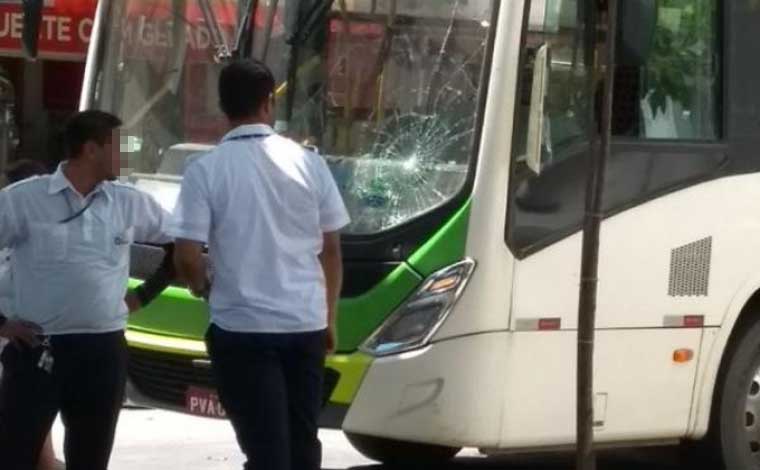 Rapaz se atira em ônibus e provoca acidente no Centro de Sete Lagoas