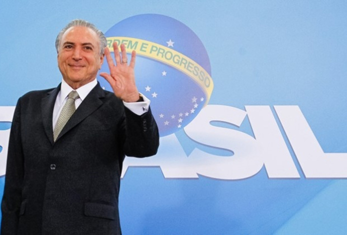 Aposentadoria média de parlamentar é 7,5 vezes superior à média dos beneficiários do INSS