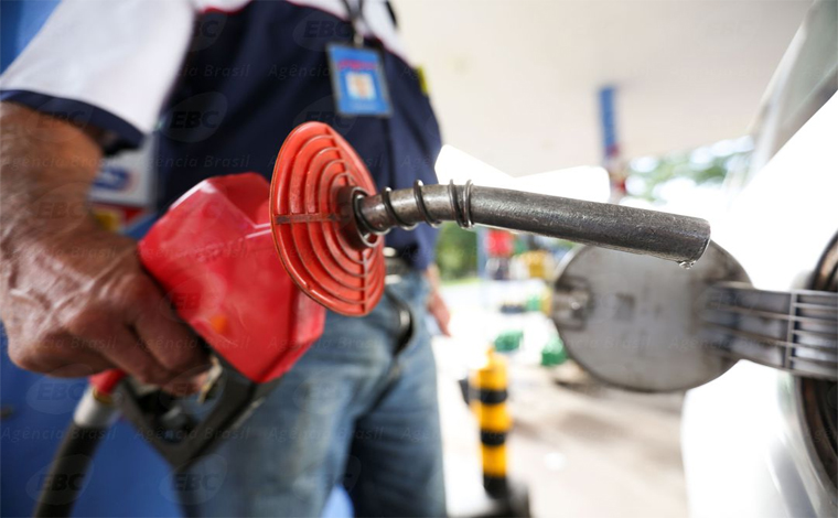 Gasolina e diesel caem de preço para as refinarias 