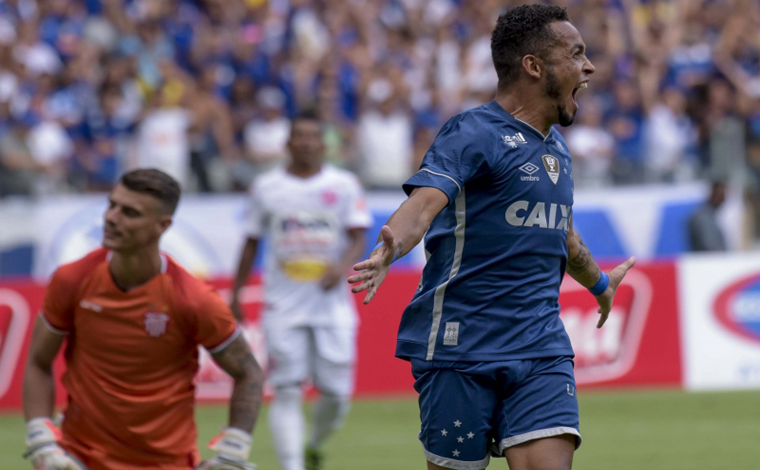 Cruzeiro bate o Vila Nova jogando em casa e se mantém na ponta do Mineiro