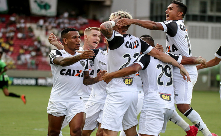 Com erros de arbitragem e brilho de argentino, Galo vence o Coelho no Horto