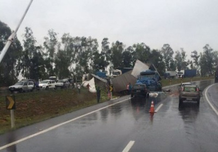 Acidente envolvendo caminhão e carreta causa transtornos na BR 040 