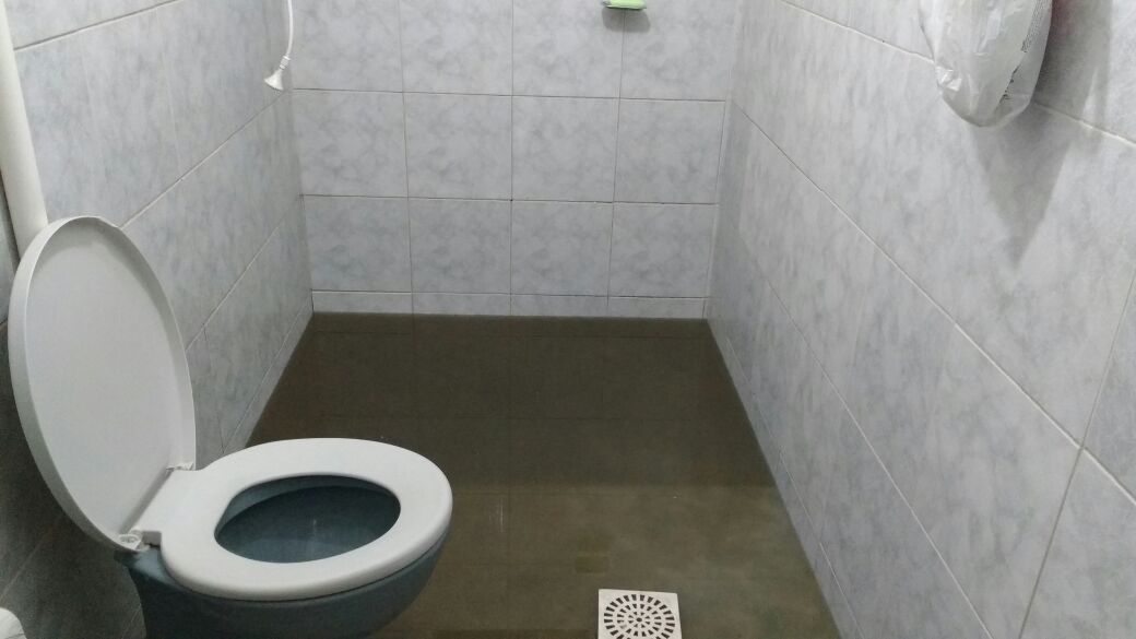 Rede de esgoto da rua alaga casa de moradora do Boa Vista