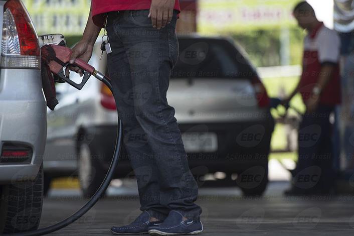 Gasolina recua em Minas, DF e outros 17 estados, diz ANP