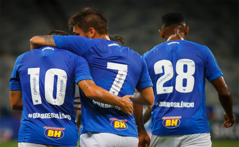 Com homenagem às mulheres, Cruzeiro vence URT em ritmo de treino