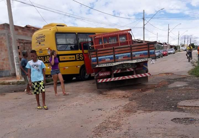  Caminhão descontrolado bate em escolar no Primavera II