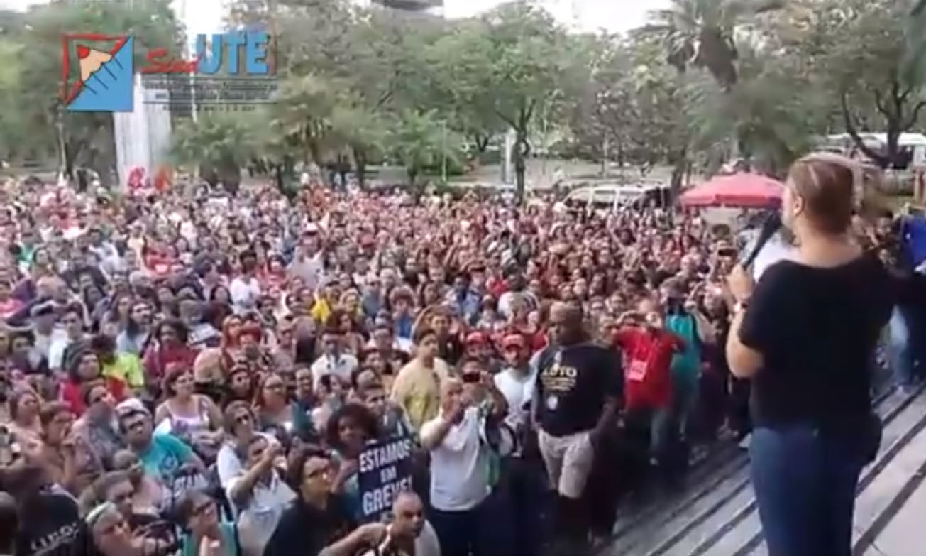 Professores da rede estadual mantêm greve após realização de assembleia