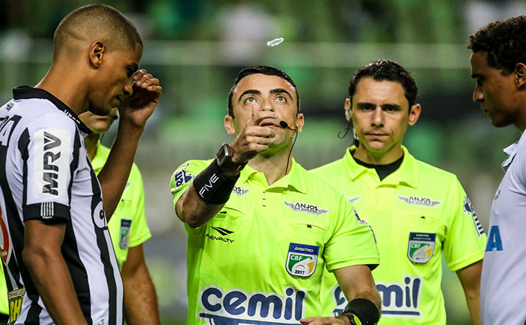 Com mais uma arbitragem polêmica, Galo volta a vencer o Coelho pelo Mineiro