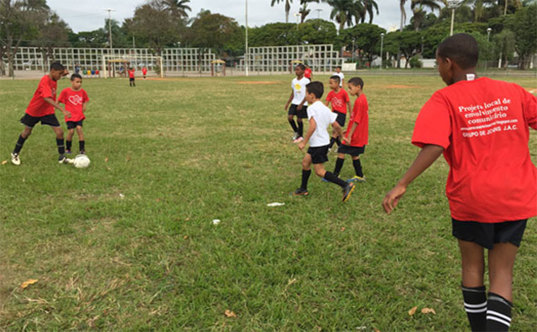 Escolinha de futebol da Fazenda Velha abre inscrições para atletas mirins