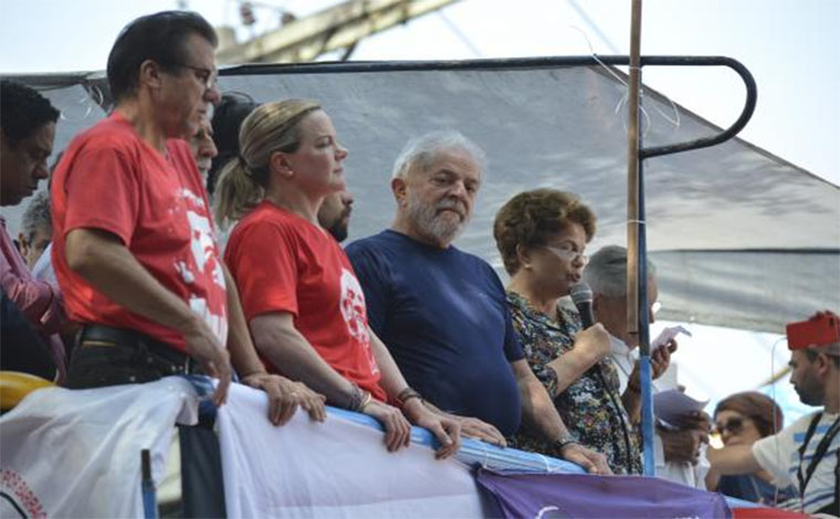 Lula se entrega à Polícia Federal para cumprimento da pena