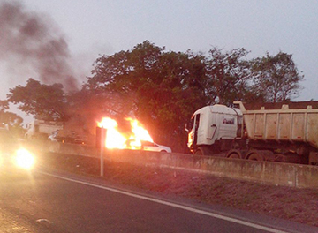 Carro pega fogo em colisão com outros dois e interdita BR 040
