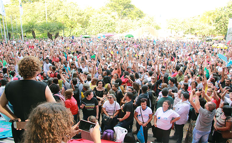 Professores mantêm greve inciada já há um mês, mas conseguem avanço 