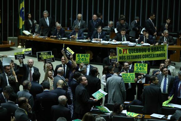 Câmara aprova PEC do congelamento dos gastos públicos em primeiro turno